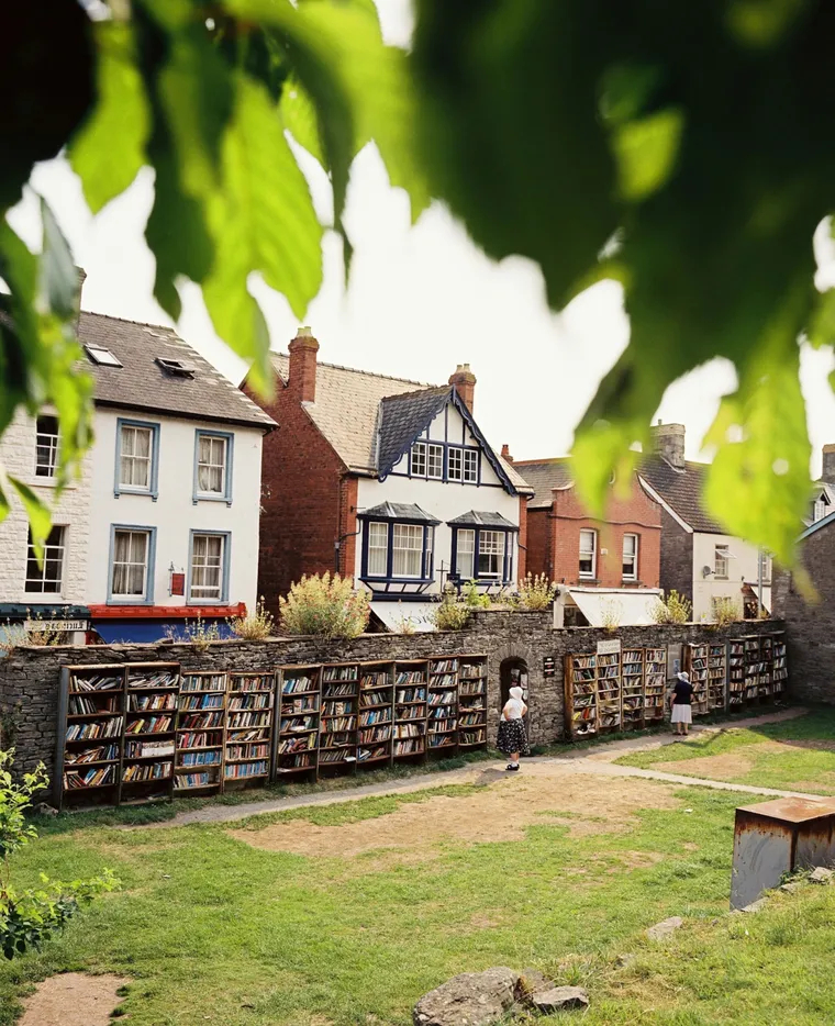 Hay-on-Wye abrite des bâtiments, auparavant vides et maintenant remplis de livres de seconde main