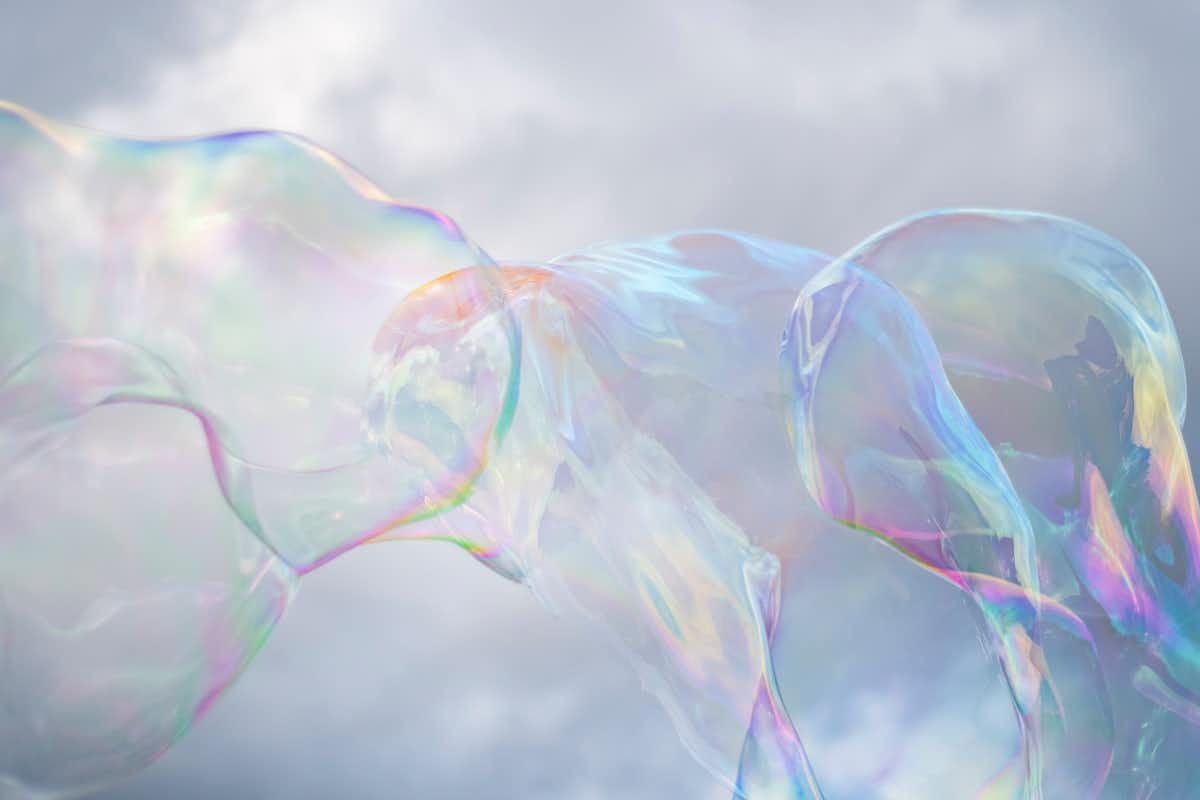  Les bulles géantes survivent mieux par temps humide, car cela limite l’évaporation. Alfred Kenneally/Unsplash, CC BY 