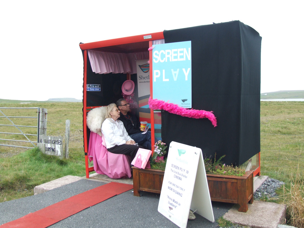 Mark Nermode et sa maman dans le plus petit cinéma du monde | Roseanne Watt/Shetland Arts