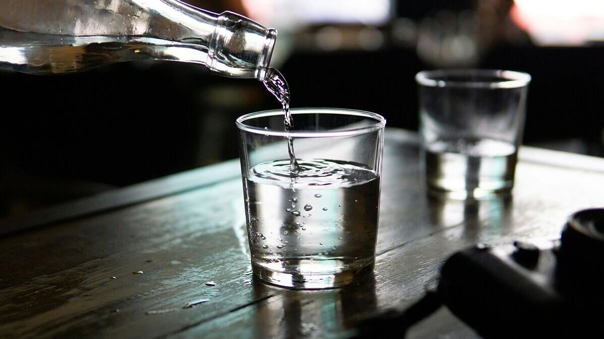 Dans les faits, les serveurs et serveuses refusent rarement de donner un petit verre d'eau à une personne de passage, lorsque la demande est formulée poliment. | Elle Hughes via Unsplash